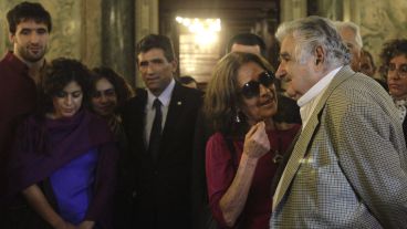 Pepe Mujica junto a la viuda del escritor, Helena Villagra.