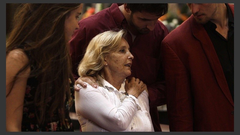 Nelly Hugues, hermana del escritor, consolada por sus sobrinos.