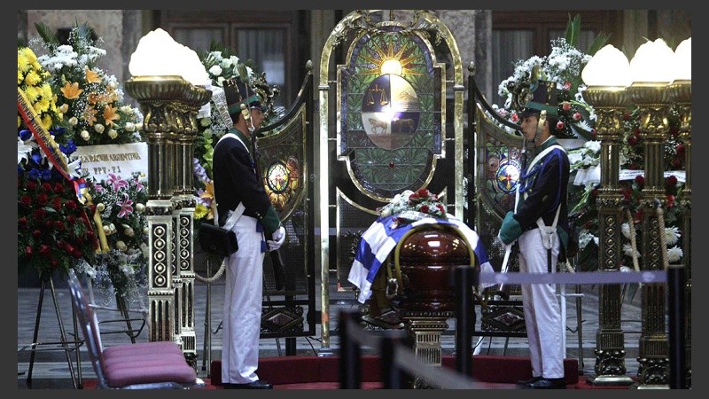 El escritor fue velado en el Salón de Los Pasos Perdidos en el Palacio Legislativo de Montevideo.