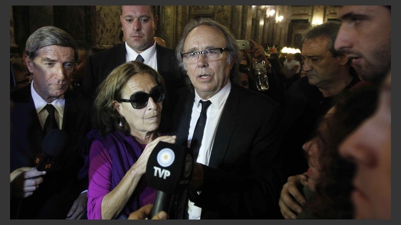 El cantante español, Joan Manuel Serrat, pasó a despedir a Galeano.