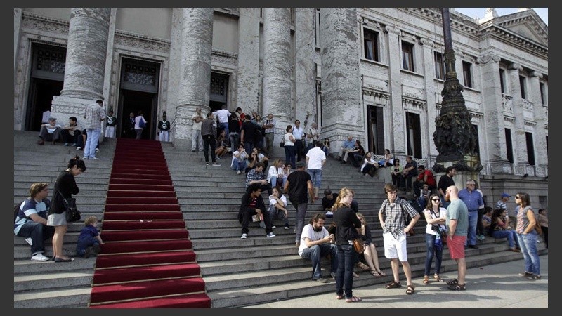 Vista del Palacio Legislativo donde velaron los restos del escritor.