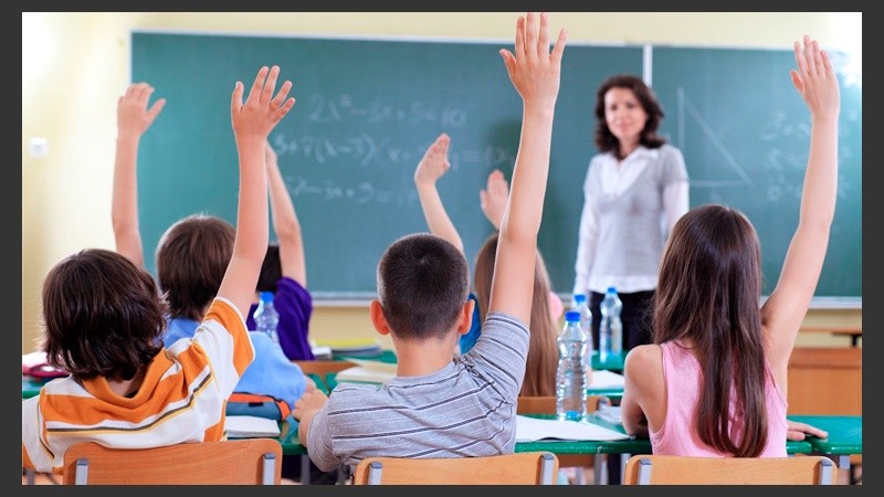 Si bien el acceso a la educación es más restringido para las mujeres, la tasa de abandono es mayor en los hombres.