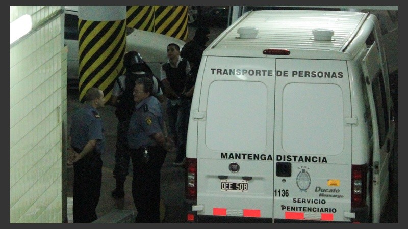 Los acusados bajan de las camionetas para ir a sellar el acuerdo.