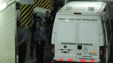 Los acusados bajan de las camionetas para ir a sellar el acuerdo.