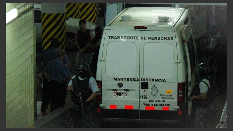 Los acusados bajan de las camionetas para ir a sellar el acuerdo.