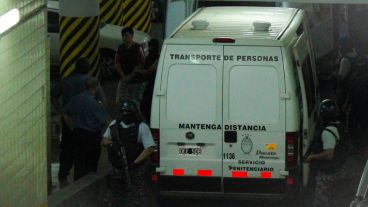 Los acusados bajan de las camionetas para ir a sellar el acuerdo.