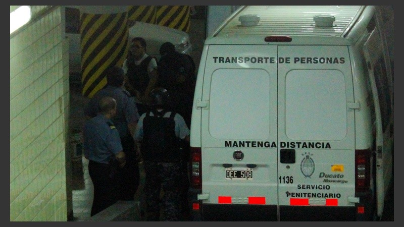 Los acusados bajan de las camionetas para ir a sellar el acuerdo.