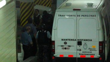 Los acusados bajan de las camionetas para ir a sellar el acuerdo.