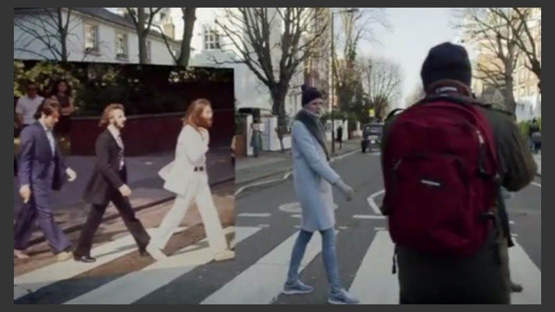 Hasta la fecha, los visitantes sólo podían replicar el cruce de la calle y contemplar la puerta.