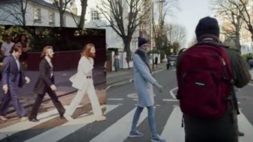 Hasta la fecha, los visitantes sólo podían replicar el cruce de la calle y contemplar la puerta.