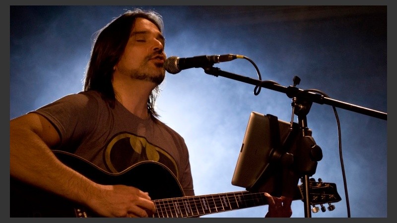 El cantante, guitarrista y compositor rosarino grabó una versión despojada de 