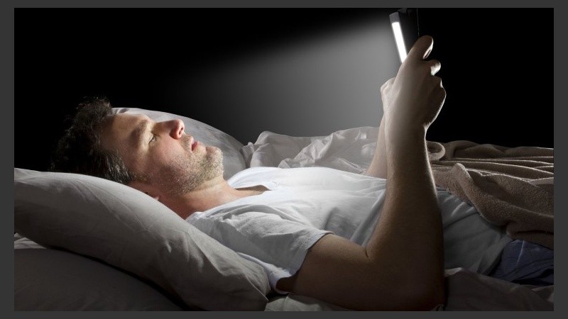 Las luces emitidas por los dispositivos electrónicos pueden interrumpir el sueño, ya que impiden la producción de melatonina, hormona del sueño.
