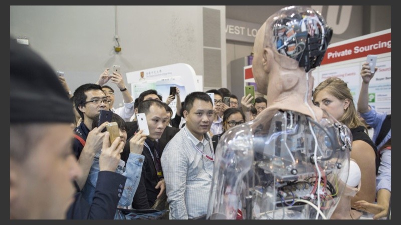 Cientos de curiosos pasaron a ver al robot inteligente.