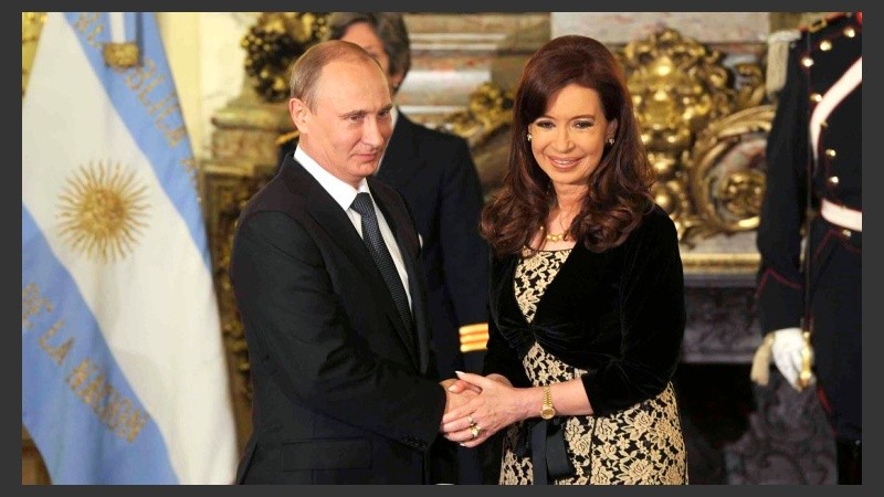 La presidenta Cristina Kirchner recibe a su par de Rusia, Vladimir Putin, en el marco de una visita oficial del mandatario, en 2014.
