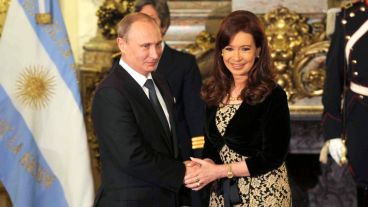 La presidenta Cristina Kirchner recibe a su par de Rusia, Vladimir Putin, en el marco de una visita oficial del mandatario, en 2014.
