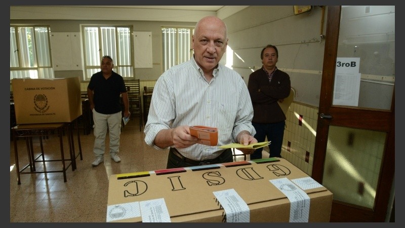 Bonfatti votó por última vez como gobernador en la escuela San Francisco de Asís. 