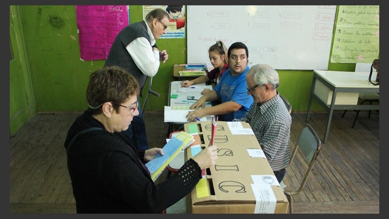 Las autoridades de mesa y los votantes en este domingo por la mañana.