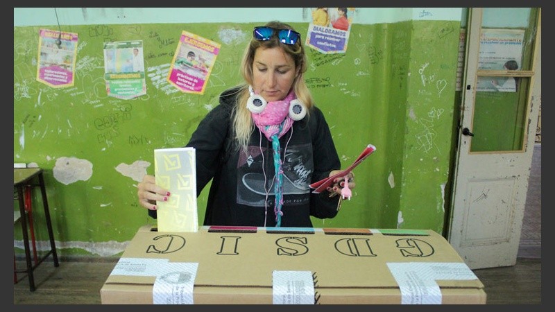 Una joven se levantó temprano para cumplir con la ley.