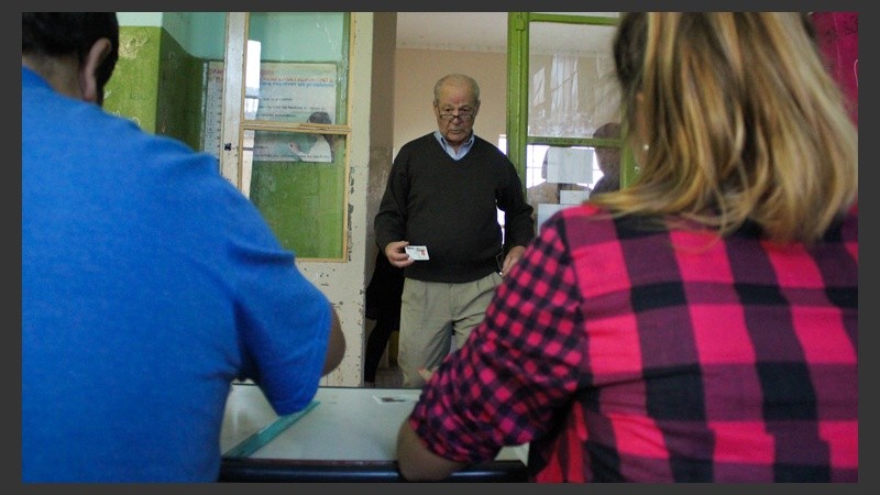 Un hombre entra con documento en mano para agilizar el trámite.