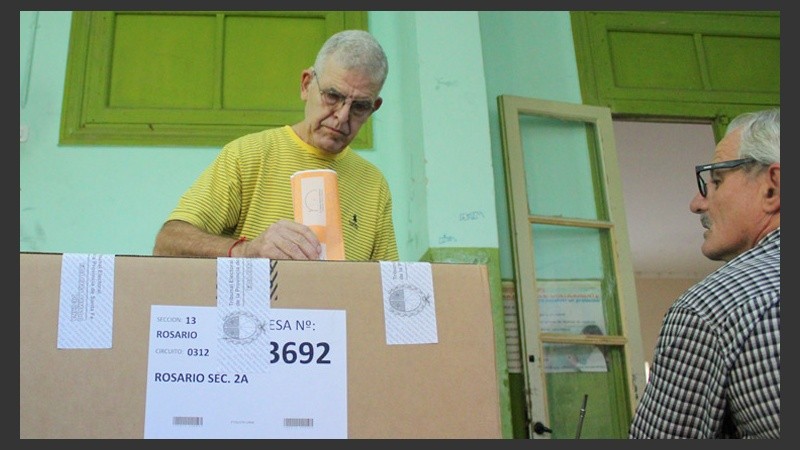 Cada autoridad controla que los votos vayan a la categoría que corresponde.