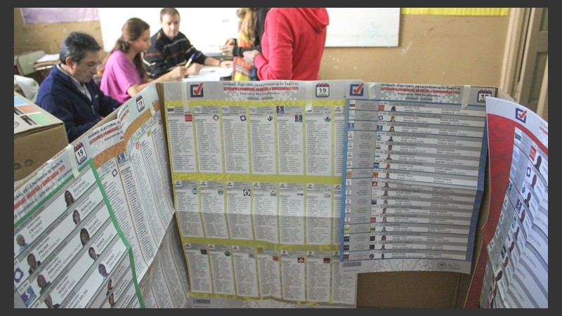 Las cabinas con las listas de todos los candidatos.