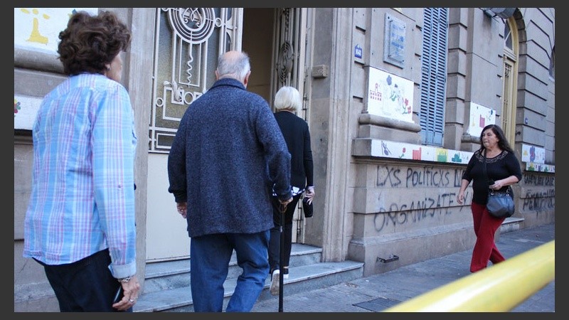 Mucha gente eligió votar por la mañana en las escuelas rosarinas.