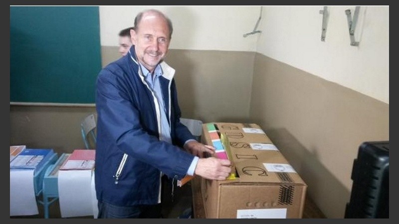 El precandidato a gobernador, Omar Perotti, votó esta mañana en Rafaela. 