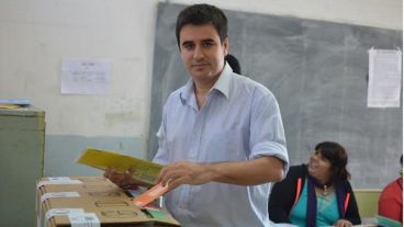 Eduardo Toniolli votó en la escuela Rosario de Santa Fe.