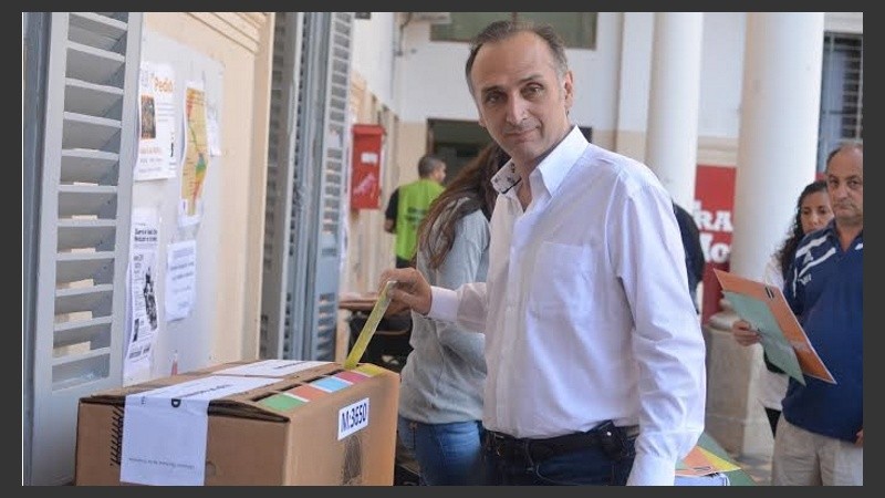 Fernando Rosúa, también en la carrera por la intendencia, votó en la facultad de Derecho. 
