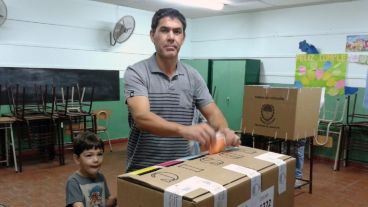 Alejandro Ramos votó en la escuela 2 de abril de Granadero Baigorria.