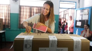 Anita Martínez votó en la escuela Profesor Arguelles.