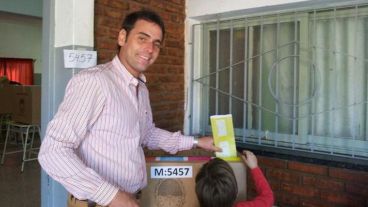 Juan Marcos Aviano votó en compañía de su pequeño hijo.