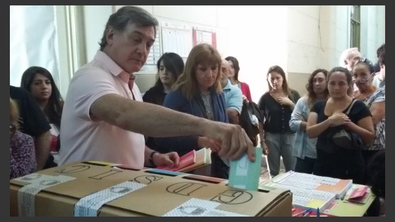 Boasso, compañero de fórmula de Del Sel, votó en la Facultad de Ciencias Económicas.