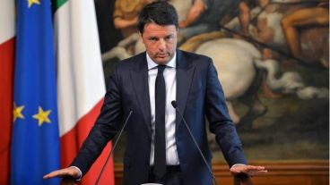 El primer ministro italiano, Matteo Renzi, confirmó que se está socorriendo a dos barcazas con cerca 450 personas.