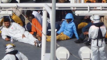 Inmigrantes descansan tras haber sido rescatados en el puerto de la Valeta, en Malta.