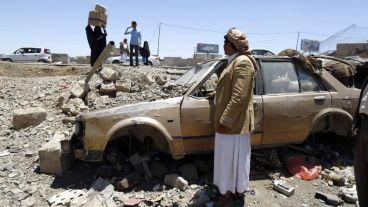 Inspección de los daños causados por un supuesto ataque aéreo de la coalición liderada por Arabia Saudita.