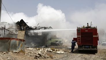 Un camión de bomberos participa en la extinción de un incendio.