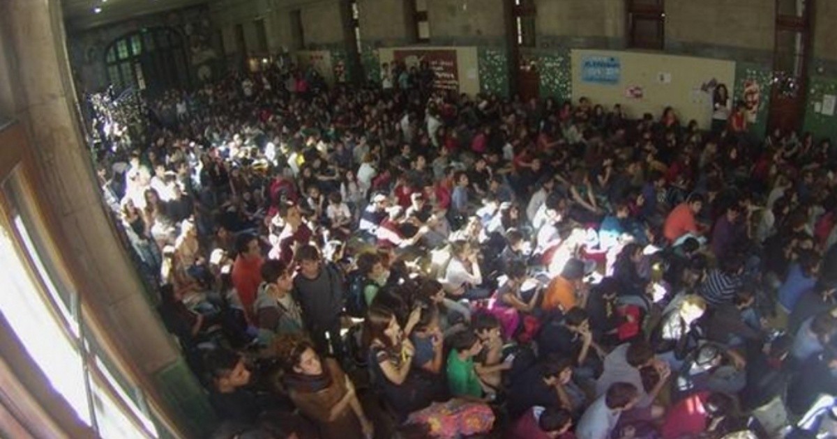 Alumnos tomaron el Nacional de Buenos Aires en rechazo a una reforma ...