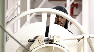 Un joven africano se refugia en un barco en su odisea.