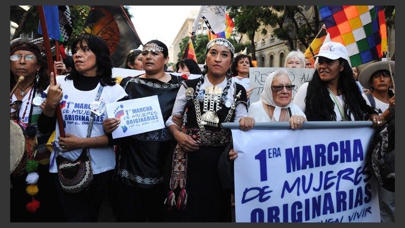 Marcha de mujeres originarias en Buenos Aires pidiendo por el derecho al 