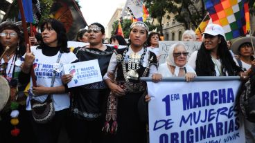 Marcha de mujeres originarias en Buenos Aires pidiendo por el derecho al "buen vivir".