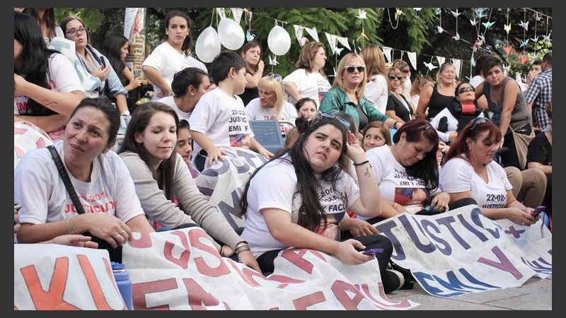15:37. Amigos y familiares se juntaron frente a una pantalla gigante para observar la lectura de la sentencia.