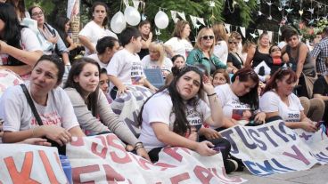 15:37. Amigos y familiares se juntaron frente a una pantalla gigante para observar la lectura de la sentencia.
