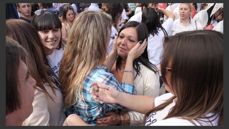 15:40. Los familiares de las víctimas reciben el apoyo antes de ingresar a la sala de audiencias.