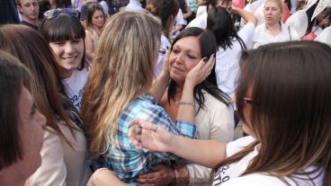 15:40. Los familiares de las víctimas reciben el apoyo antes de ingresar a la sala de audiencias.