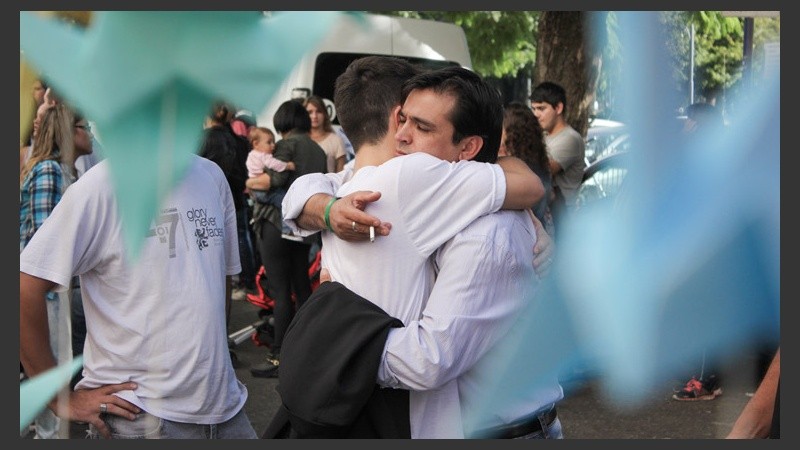 15:42. Más abrazos a minutos de la lectura de la sentencia.