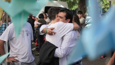 15:42. Más abrazos a minutos de la lectura de la sentencia.