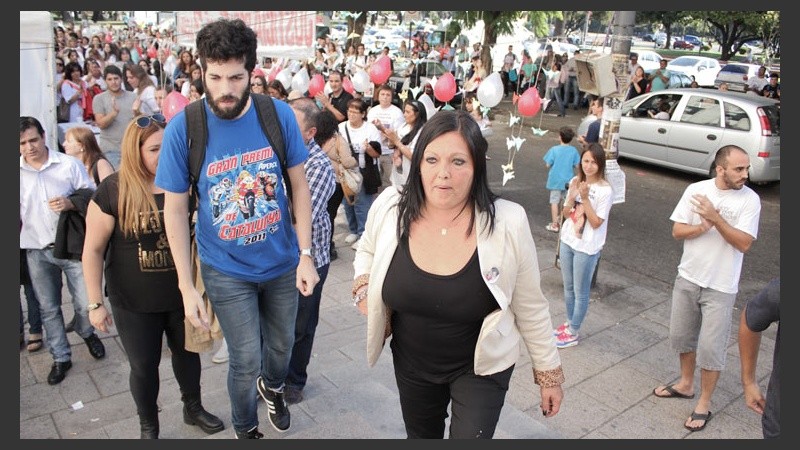 15:55. Fabiana Ferreyra, madre de Emi, ingresando a Tribunales. Detrás, aplausos.