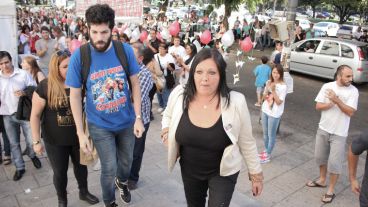 15:55. Fabiana Ferreyra, madre de Emi, ingresando a Tribunales. Detrás, aplausos.