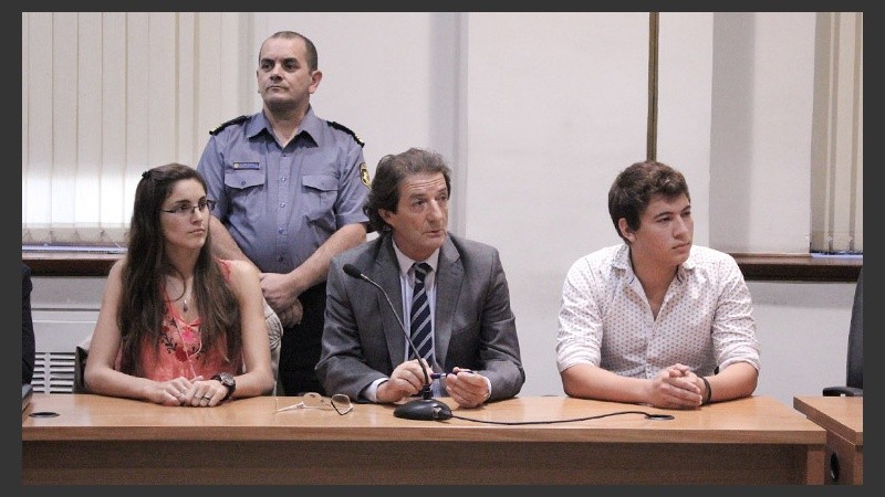 16:20. El acusado y su abogado escuchan la sentencia.